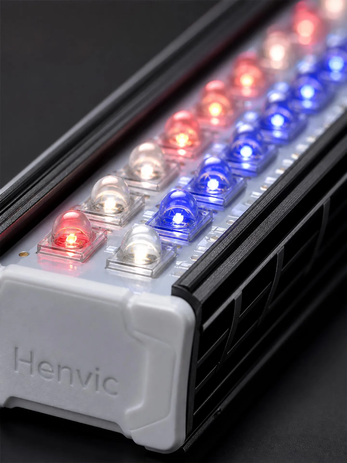 Detalle del disipador de calor y la lente de la luminaria LED de cultivo serie HVC-GL